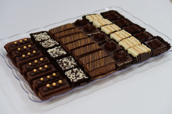 קרמיז לאירועים גבוהים - מגשי אירוח עוגות חתוכות